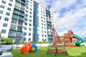 un parque infantil frente a un edificio alto en New Luxury Apartment 12th Floor, en San José