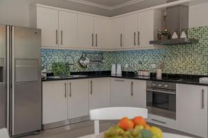 Een keuken of kitchenette bij Casa do Rosário by An Island Apart