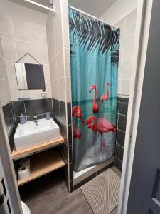 - un rideau de douche dans la salle de bains pourvue de flamants roses dans l'établissement 46 Île Paradise Vue Port, au Cap d'Agde