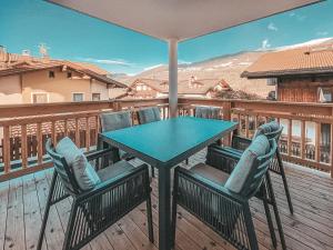 einen Tisch und Stühle auf einer Terrasse mit Aussicht in der Unterkunft AlpenLuxus' RUHESTUBE with balcony & car park in Fügen