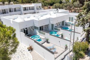 - une vue aérienne sur une maison blanche dotée d'une piscine dans l'établissement CASA MIKELE by Sarikas Anthony Quinn Beach Faliraki - Ladikos Garden, à Faliraki