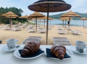 un tavolo con due piatti di pasticcini su una spiaggia di Casa Marco a Golfo Aranci