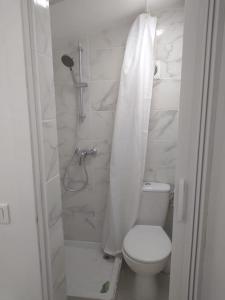 Ένα μπάνιο στο Très joli petit studio aux portes Paris