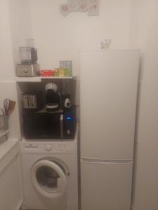 a kitchen with a washing machine and a washer at Chez Mambo in Bordeaux