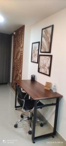 una oficina con un escritorio de madera y una silla en Apartaestudio Maridiaz, en Pasto