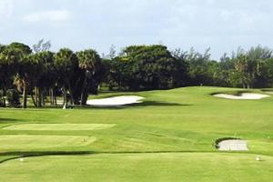 um campo de golfe verde com um buraco no meio em Whole House+Renovated+Pool+Lanai+BBQ+Close to All em West Palm Beach