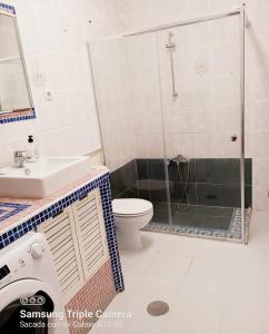 casa rural el mirador في Granja Arenales: حمام مع دش ومرحاض ومغسلة