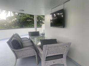 Un televizor și/sau centru de divertisment la ROOFTOP APARTMENT AT MARINA TERRACES