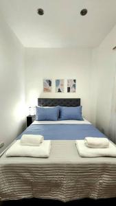 a bedroom with a bed with two towels on it at Espectacular departamento para 6 personas. in Buenos Aires