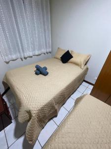 a bed with two blue teddy bears on it at Lindo quarto próximo ao metrô ! in São Paulo