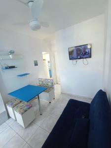 sala de estar con mesa azul y sillas en Frente ao mar na Praia Grande, en Praia Grande