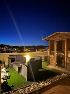 - un toit-terrasse avec un canapé et une maison dans l'établissement Málaga All-in, à Malaga