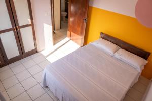 Giường trong phòng chung tại Apartamento a 50m da praia da Enseada.