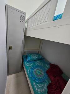 een kleine kamer met een stapelbed en een ladder bij SKY 9 Hostel in Dubai