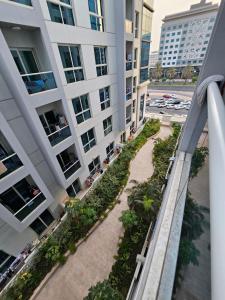 een uitzicht vanaf het balkon van een gebouw bij SKY 9 Hostel in Dubai