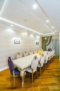 Nizami Street VIP Apartment في باكو: قاعة المؤتمرات مع طاولة وكراسي طويلة