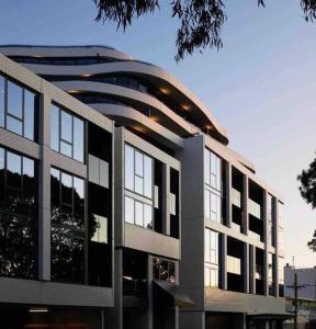 een groot gebouw met veel ramen bij Modern 2 Bedrooms FREE Carpark in Melbourne