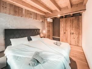 Posteľ alebo postele v izbe v ubytovaní CLOUD 9 - Penthouse with Private Rooftop Terrace & Whirlpool in Zillertal, presented by AlpenLuxus