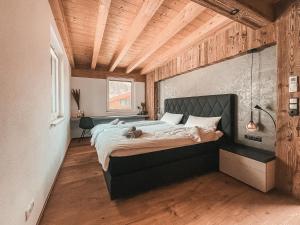 Posteľ alebo postele v izbe v ubytovaní CLOUD 9 - Penthouse with Private Rooftop Terrace & Whirlpool in Zillertal, presented by AlpenLuxus