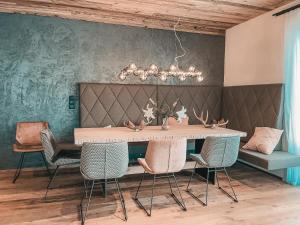 Posedenie v ubytovaní CLOUD 9 - Penthouse with Private Rooftop Terrace & Whirlpool in Zillertal, presented by AlpenLuxus