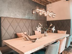 Posedenie v ubytovaní CLOUD 9 - Penthouse with Private Rooftop Terrace & Whirlpool in Zillertal, presented by AlpenLuxus