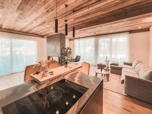 Posedenie v ubytovaní CLOUD 9 - Penthouse with Private Rooftop Terrace & Whirlpool in Zillertal, presented by AlpenLuxus