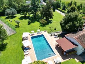 einen Luftblick auf einen Pool im Hof in der Unterkunft Villa Vitti's - Verona est in San Martino Buon Albergo