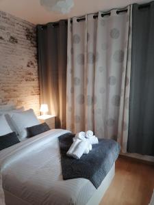 a bedroom with two beds with towels on them at L'élégant-Parking privé-10min strasbourg-NBSimmo in Bischheim