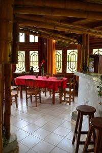Restoranas ar kita vieta pavalgyti apgyvendinimo įstaigoje Casa de bambú en armonía con el medio ambiente