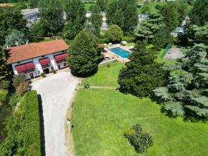 una vista aérea de una casa con piscina en Villa Vitti's - Verona est, en San Martino Buon Albergo