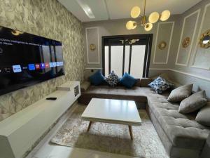 a living room with a couch and a flat screen tv at Studio nouveaux, bien situé in Casablanca