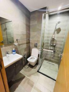 a bathroom with a shower and a toilet and a sink at Studio nouveaux, bien situé in Casablanca