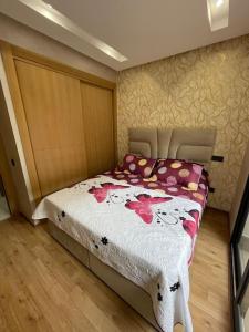 a bedroom with a bed with flowers on it at Studio nouveaux, bien situé in Casablanca