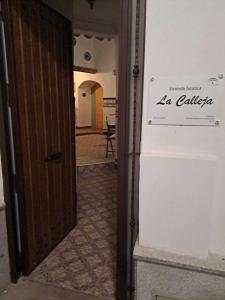 uma porta que leva a um corredor com um quarto em Calleja La Pimentera em Córdoba