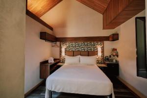 a bedroom with a large bed in a room at Suwa Villa Arenal in Fortuna