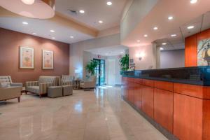 um lobby de um hospital com uma sala de espera em Residence Inn Charlotte Uptown em Charlotte