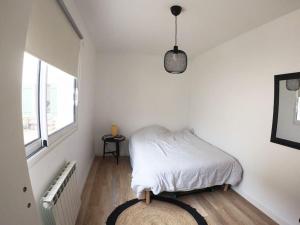 מיטה או מיטות בחדר ב-bnbgônes -LE COSY CRAPONNOIS- Craponne Centre - Proche Lyon - Wifi