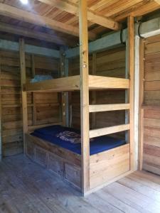 Ch'i Bocól Community Hostel客房内的一张或多张双层床