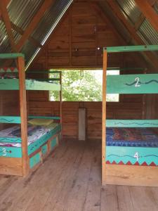 Ch'i Bocól Community Hostel客房内的一张或多张双层床