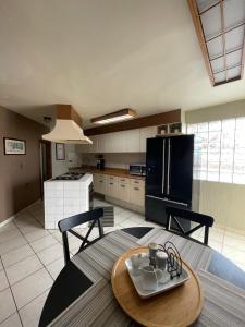 - une cuisine avec une table et une plaque de cuisson dans l'établissement Casa Orta Ensenada, à Ensenada