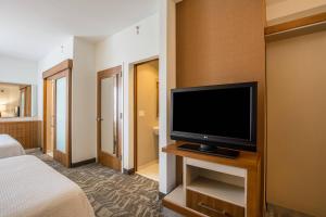 TV a/nebo společenská místnost v ubytování SpringHill Suites by Marriott Houston Rosenberg