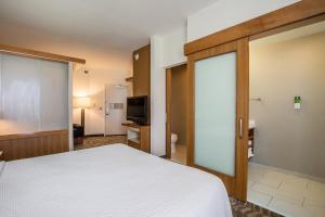 Postel nebo postele na pokoji v ubytování SpringHill Suites by Marriott Houston Rosenberg