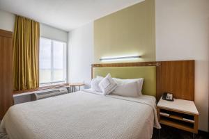 Postel nebo postele na pokoji v ubytování SpringHill Suites by Marriott Houston Rosenberg