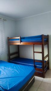 - deux lits superposés dans une chambre dans l'établissement Casa - Temporada, à Praia Grande