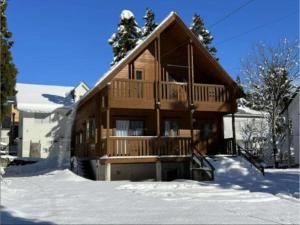 uma grande casa de madeira na neve em Swiss Chalet - Vacation STAY 11450v em Iida