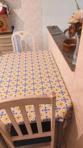 une table et une chaise dans la cuisine dans l'établissement Casa - Temporada, à Praia Grande