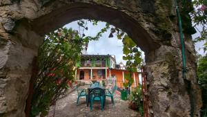 an archway with a table and chairs in front of a house at Hotel Rural La Esperanza in Suesca