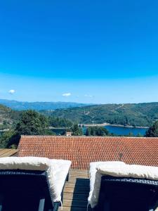 蒙塔萊格雷的住宿－Casa da Venda Spa - Vista Gerês，享有屋顶的景色,甲板上设有两张床