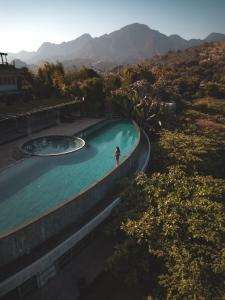 uma mulher está de pé numa piscina em Sumberkima Hill Retreat 2 em Pemuteran