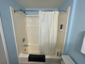 Kylpyhuone majoituspaikassa Y-5 Motel